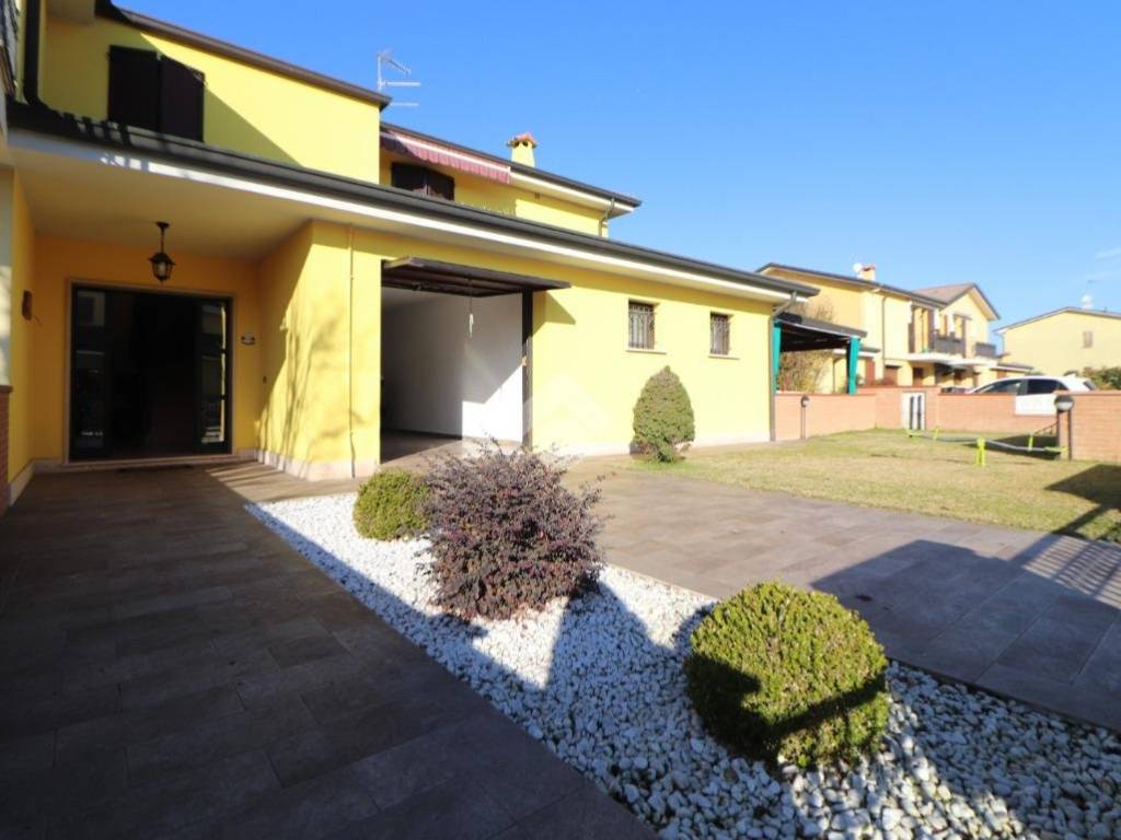 casa indipendente in vendita a Porto Mantovano in zona Sant'Antonio