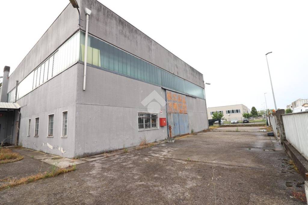 locale commerciale in vendita a Porto Mantovano in zona Sant'Antonio