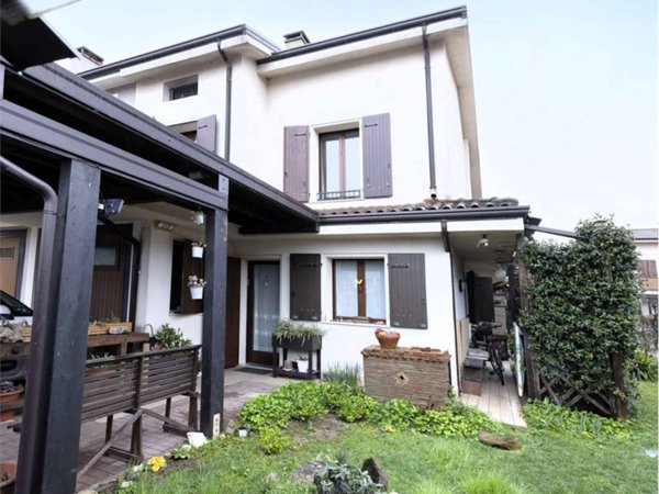 casa indipendente in vendita a Porto Mantovano in zona Sant'Antonio