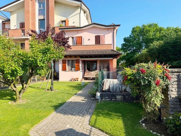 casa indipendente in vendita a Porto Mantovano in zona Bancole