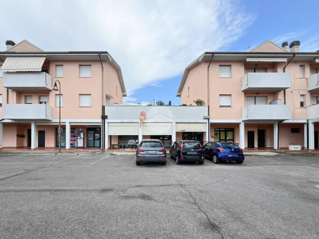 negozio in vendita a Porto Mantovano in zona Malpensata