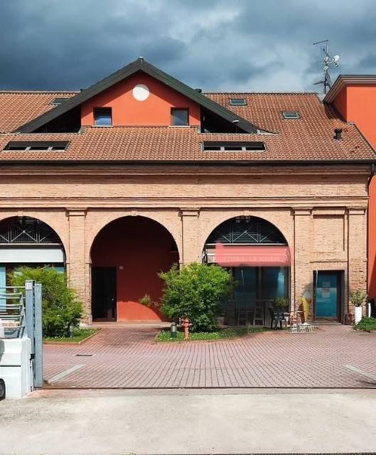 negozio in vendita a Porto Mantovano in zona Soave