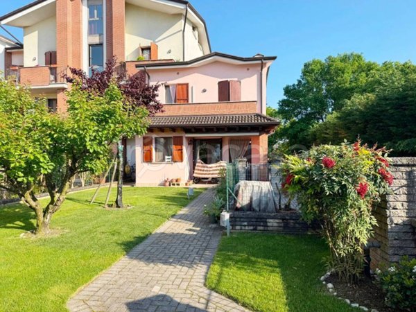 casa indipendente in vendita a Porto Mantovano in zona Sant'Antonio