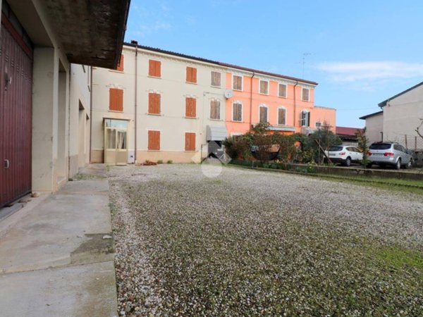 casa indipendente in vendita a Porto Mantovano in zona Soave