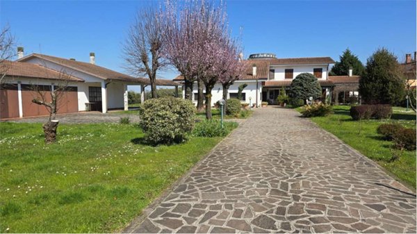 casa indipendente in vendita a Porto Mantovano in zona Bancole