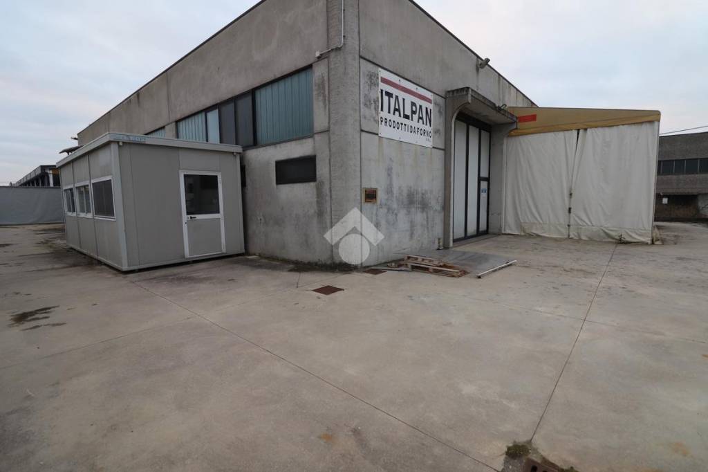 locale commerciale in vendita a Porto Mantovano in zona Sant'Antonio