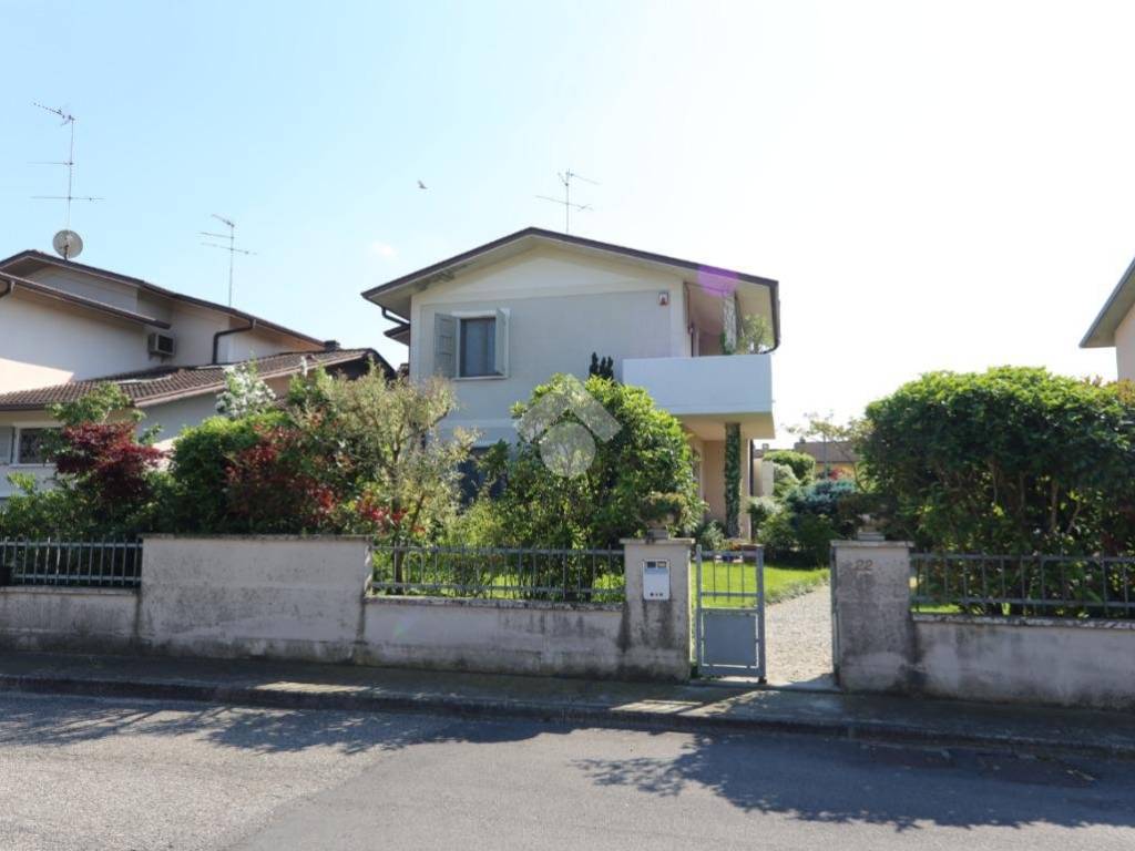 casa indipendente in vendita a Porto Mantovano in zona Soave