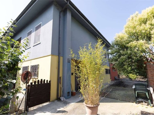 casa indipendente in vendita a Porto Mantovano in zona Sant'Antonio