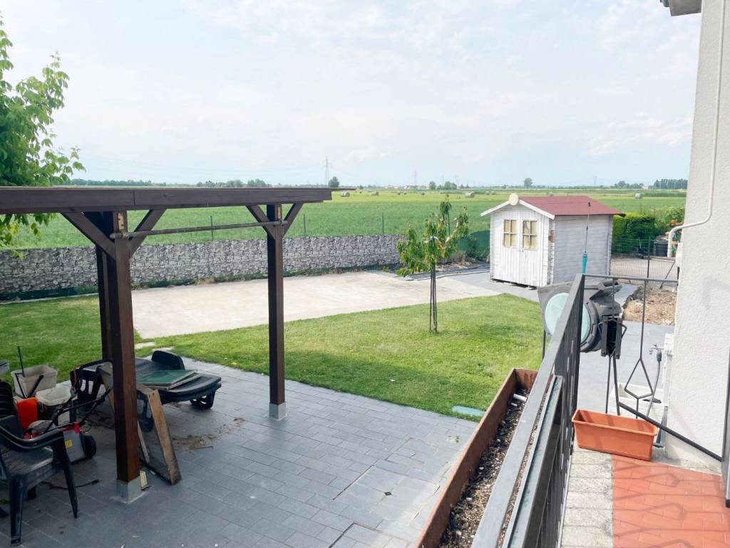 casa indipendente in vendita a Porto Mantovano in zona Spinosa