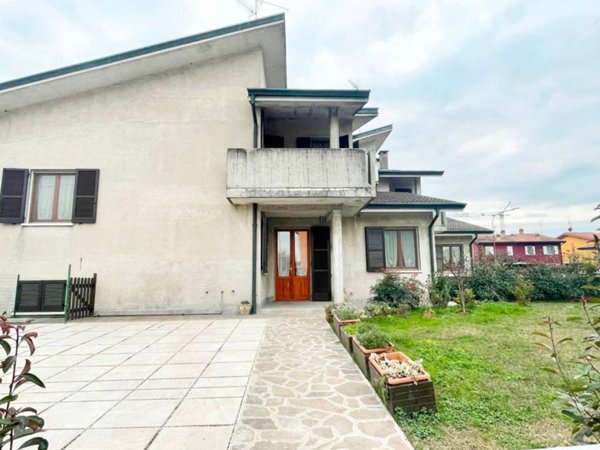 casa indipendente in vendita a Porto Mantovano in zona Soave