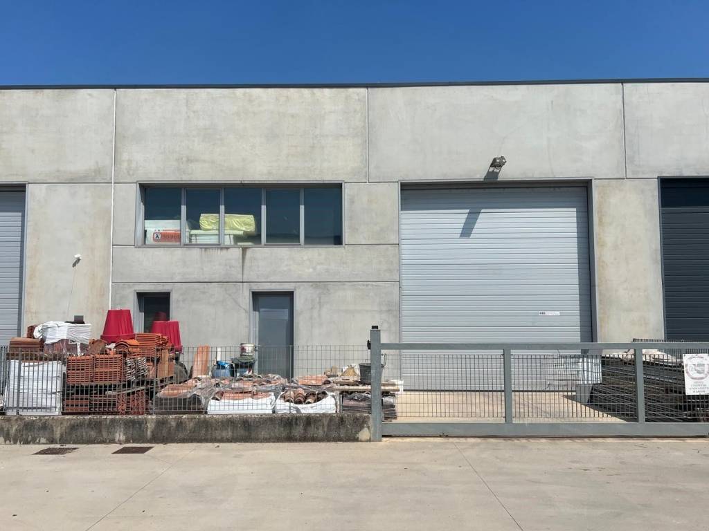 locale commerciale in vendita a Porto Mantovano in zona Malpensata