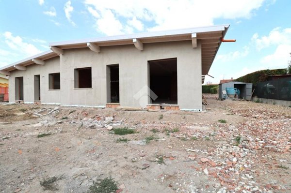 casa indipendente in vendita a Porto Mantovano in zona Sant'Antonio