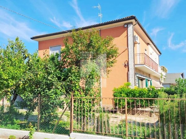 casa indipendente in vendita a Porto Mantovano in zona Soave