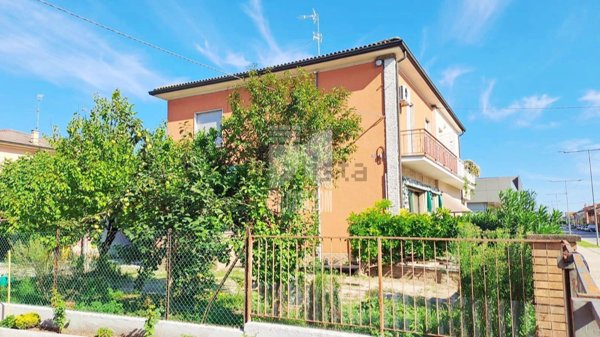 casa indipendente in vendita a Porto Mantovano in zona Soave