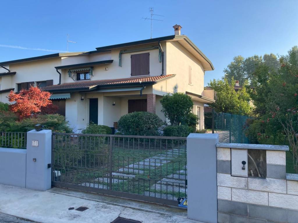 casa indipendente in vendita a Porto Mantovano in zona Sant'Antonio