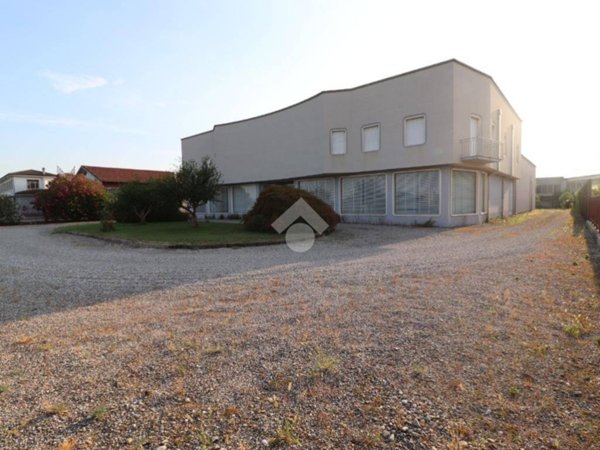 locale di sgombero in vendita a Porto Mantovano in zona Sant'Antonio