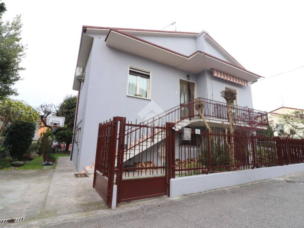 casa indipendente in vendita a Porto Mantovano in zona Sant'Antonio