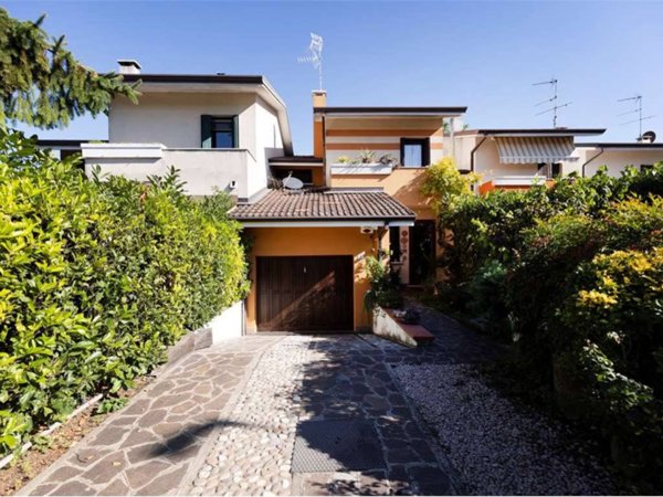 casa indipendente in vendita a Porto Mantovano in zona Mantovanella