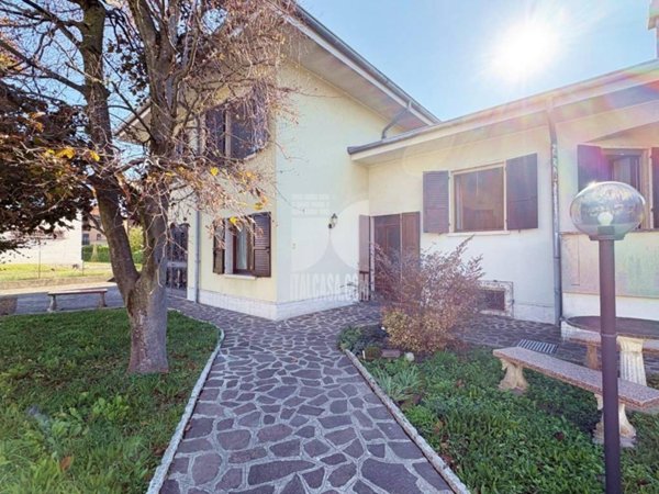 casa indipendente in vendita a Porto Mantovano in zona Sant'Antonio