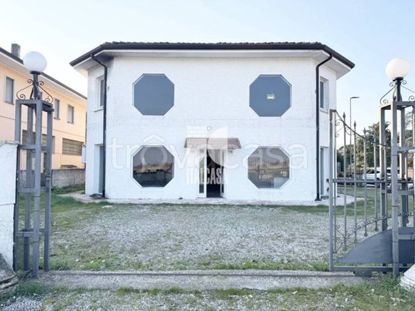 negozio in vendita a Porto Mantovano in zona Bancole