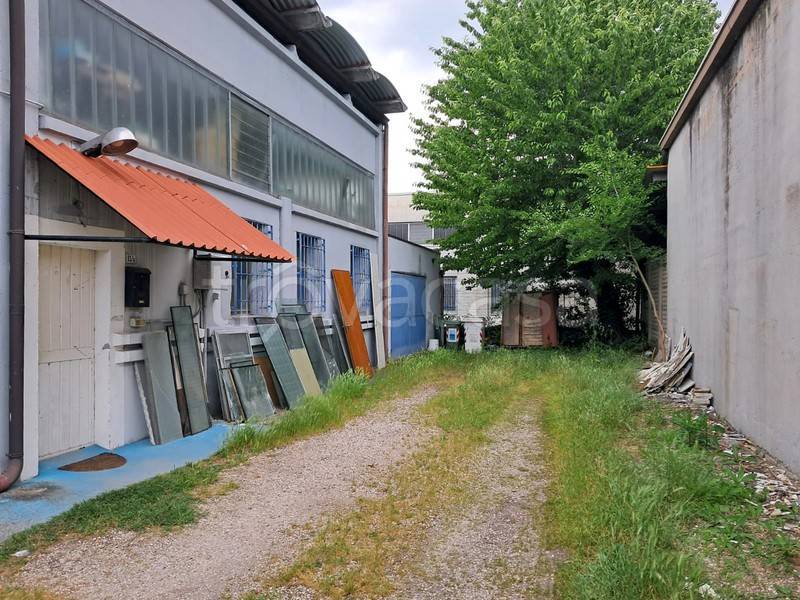 locale commerciale in vendita a Porto Mantovano