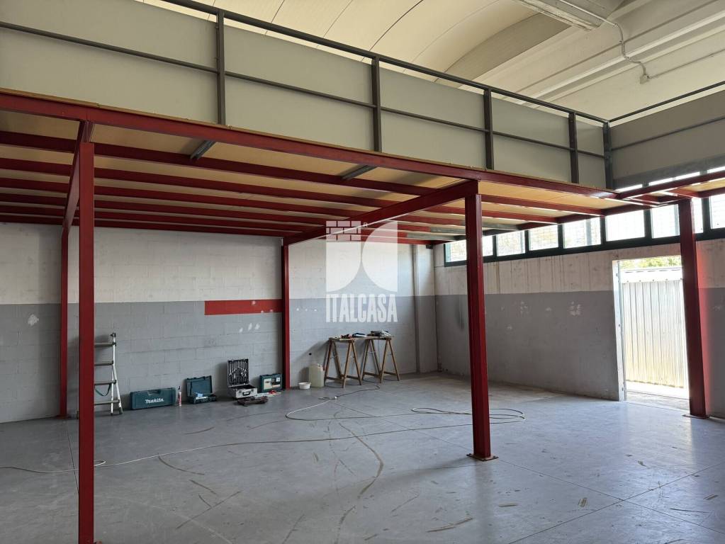 locale commerciale in vendita a Porto Mantovano