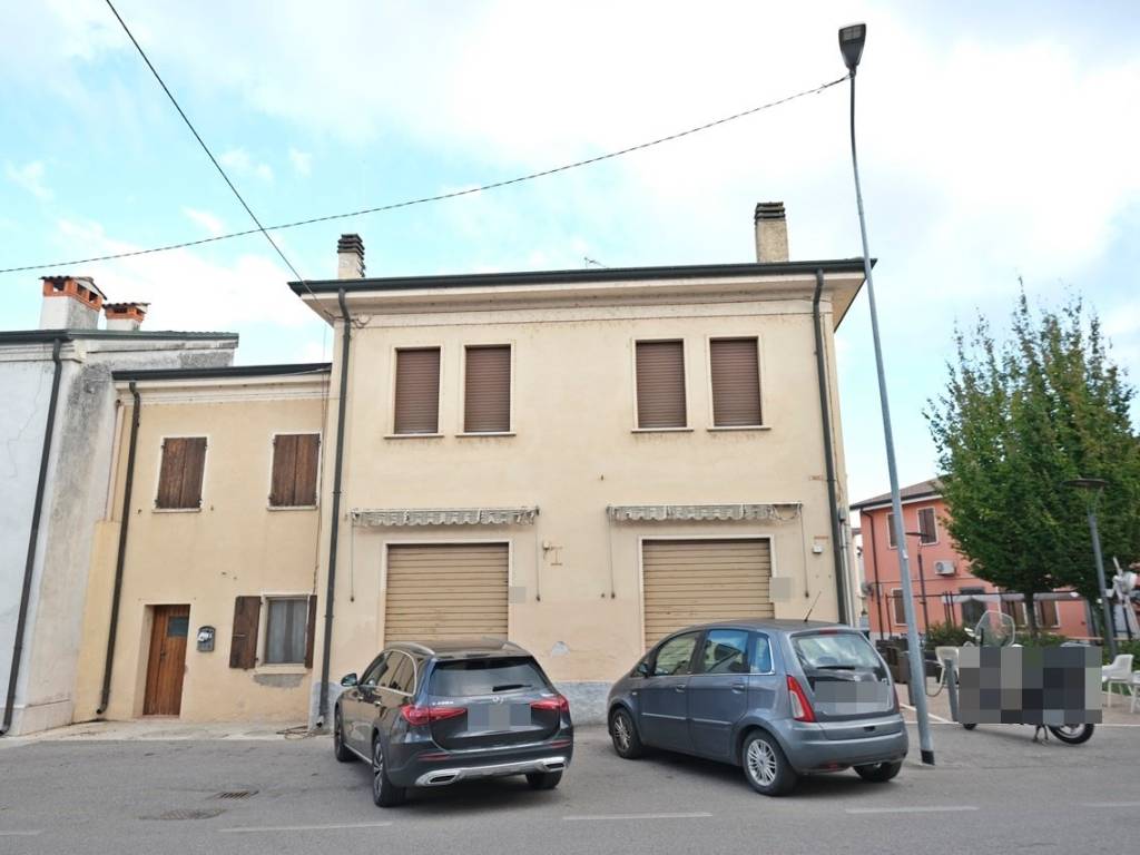 casa indipendente in vendita a Porto Mantovano in zona Soave