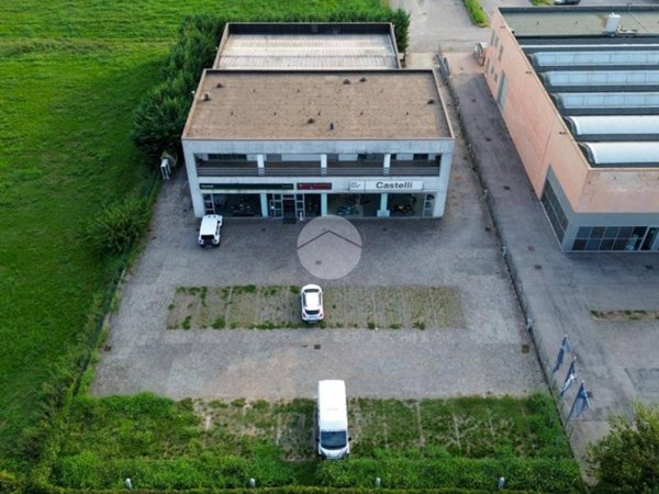 locale commerciale in vendita a Porto Mantovano in zona Malpensata