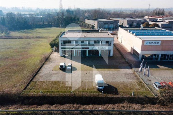 negozio in vendita a Porto Mantovano in zona Malpensata