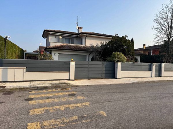 casa indipendente in vendita a Porto Mantovano in zona Sant'Antonio
