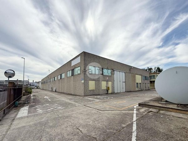 locale commerciale in vendita a Porto Mantovano