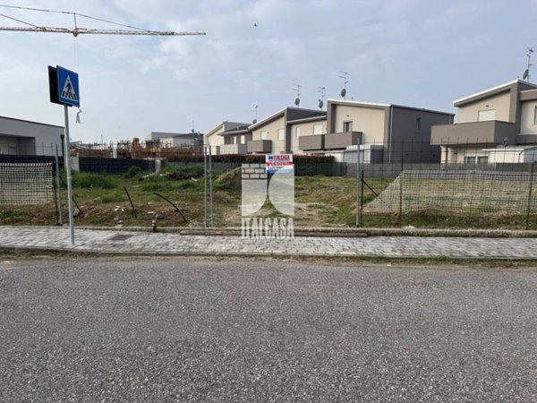 terreno edificabile in vendita a Porto Mantovano in zona Sant'Antonio