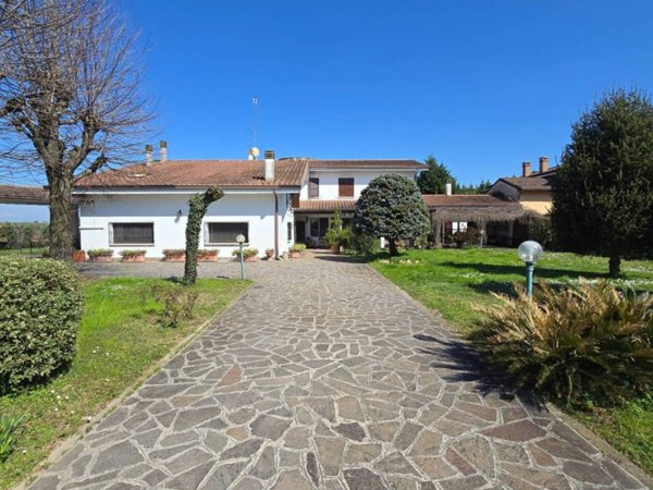 casa indipendente in vendita a Porto Mantovano in zona Sant'Antonio