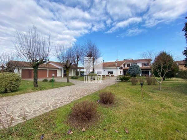 casa indipendente in vendita a Porto Mantovano in zona Sant'Antonio