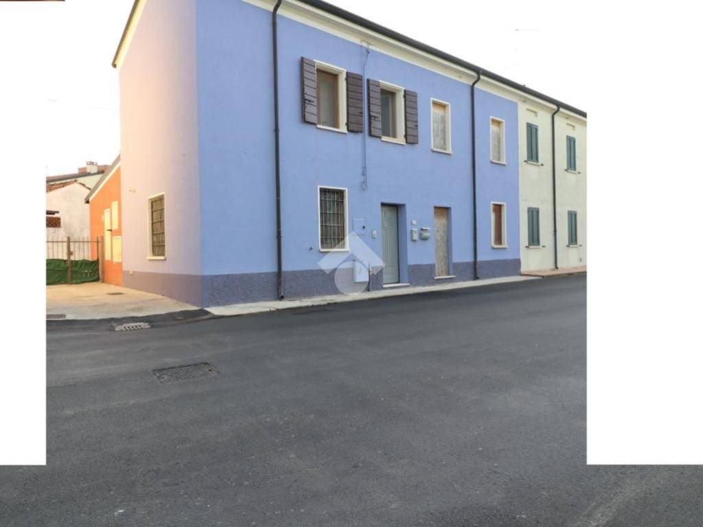 casa indipendente in vendita a Porto Mantovano in zona Sant'Antonio