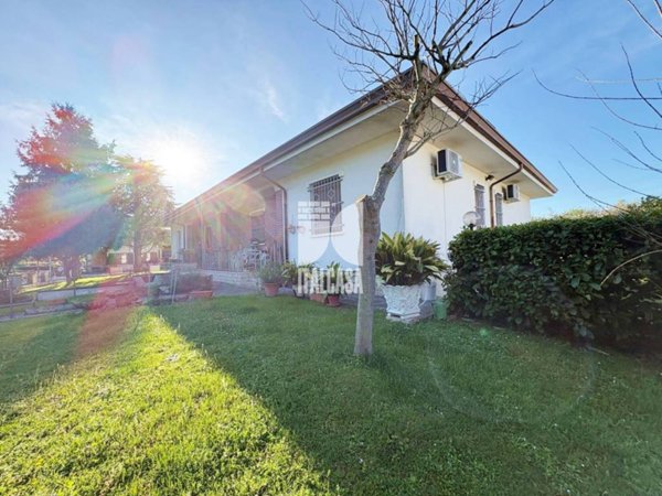casa indipendente in vendita a Porto Mantovano in zona Sant'Antonio