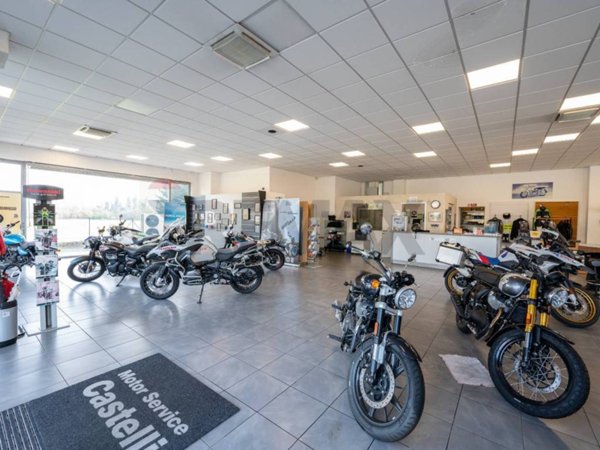 negozio in vendita a Porto Mantovano in zona Malpensata