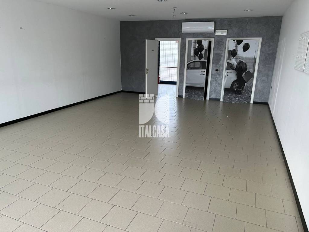 negozio in vendita a Porto Mantovano in zona Sant'Antonio