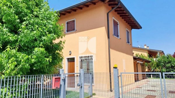 casa indipendente in vendita a Porto Mantovano in zona Bancole