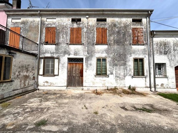 casa indipendente in vendita a Porto Mantovano in zona Sant'Antonio