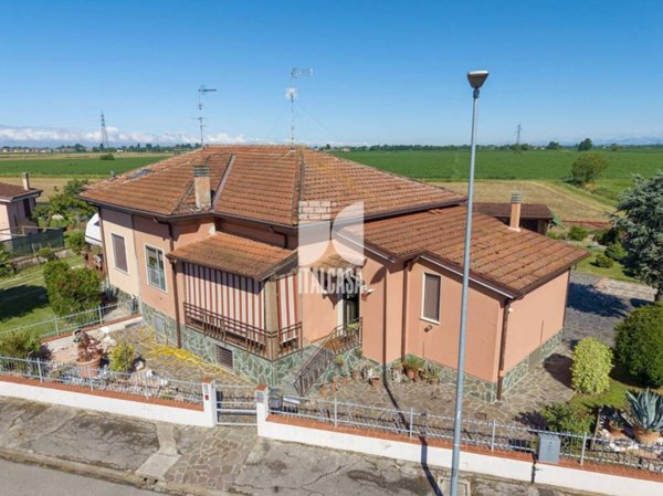 casa indipendente in vendita a Porto Mantovano in zona Spinosa