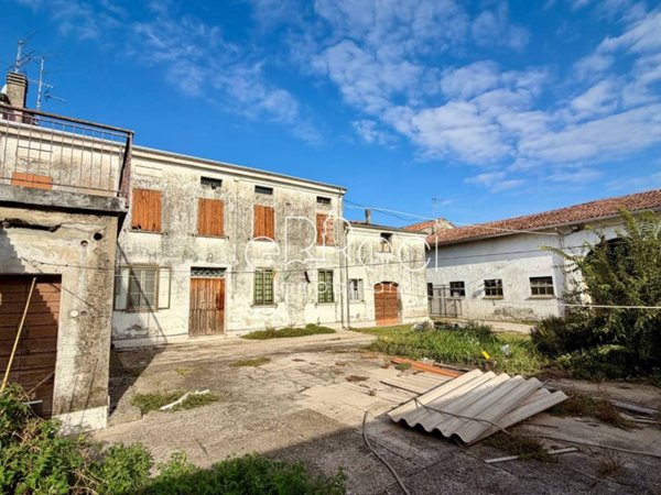 casa indipendente in vendita a Porto Mantovano in zona Sant'Antonio