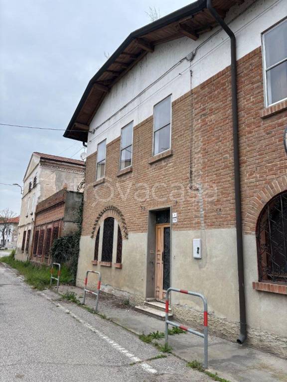 casa indipendente in vendita a Quistello in zona Nuvolato