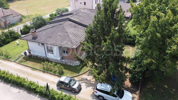 casa indipendente in vendita a Quistello in zona Santa Lucia