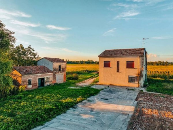 casa indipendente in vendita a Quistello in zona Zambone
