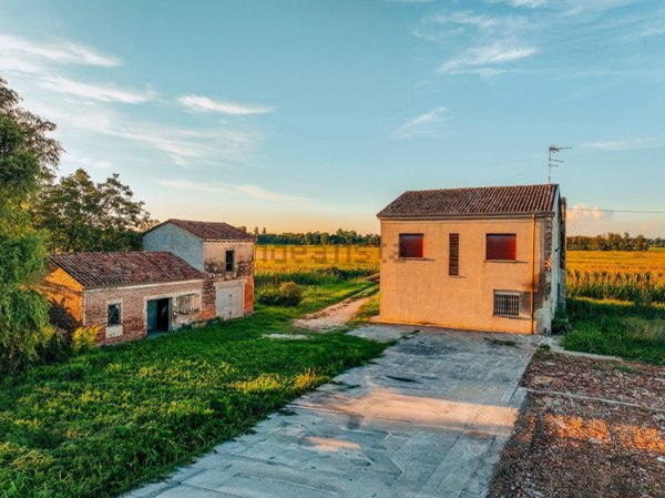 casa indipendente in vendita a Quistello in zona Zambone