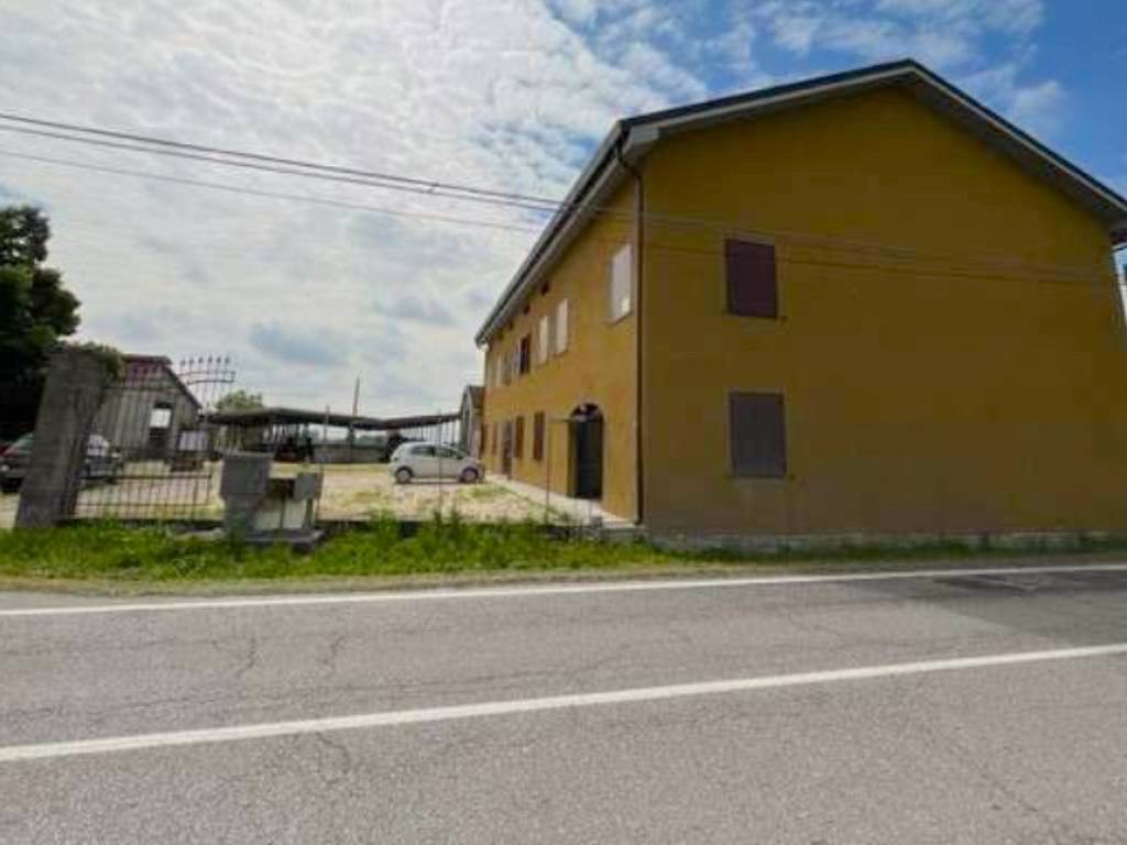 casa indipendente in vendita a Quistello in zona Zambone