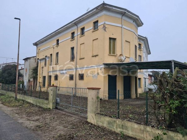 locale commerciale in vendita a Quistello in zona San Rocco