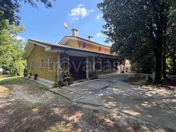 casa indipendente in vendita a Quistello in zona Santa Lucia
