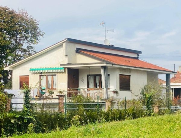 casa indipendente in vendita a San Sebastiano da Po in zona Villa